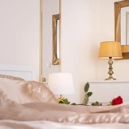 Nadiona Red & Cream דירה