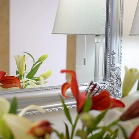 דירה Nadiona Red & Cream