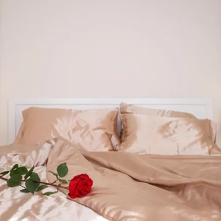 Nadiona Red & Cream *