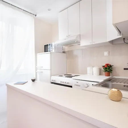 דירה Nadiona Red & Cream