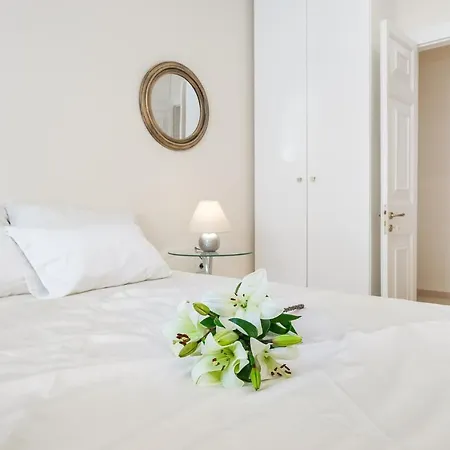 Nadiona Red & Cream דירה