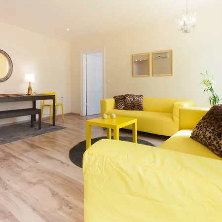 דירה Nadiona Red & Cream *