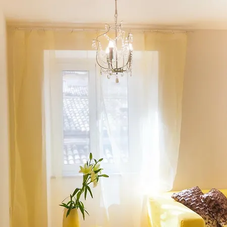 Nadiona Red & Cream *