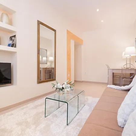 Nadiona Red & Cream شقة