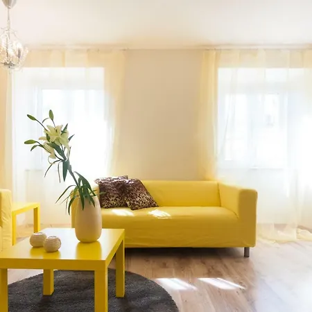 شقة Nadiona Red & Cream *