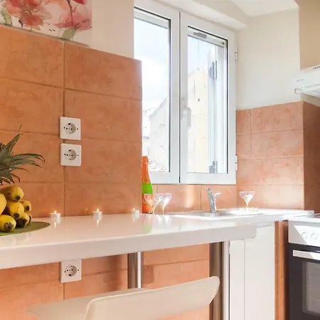 Appartement Nadiona Red & Cream