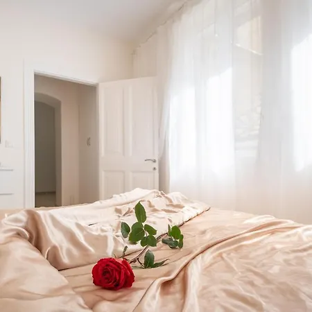 Nadiona Red & Cream * Korfu