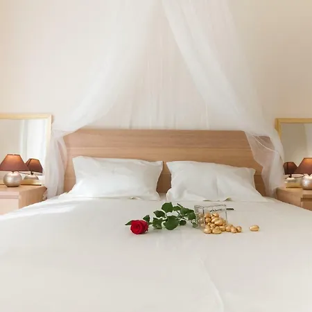 Appartement Nadiona Red & Cream