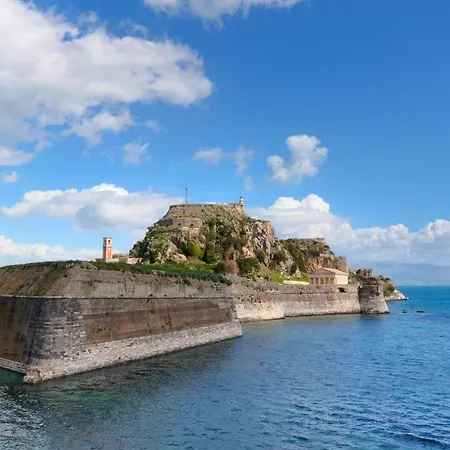 Appartement Nadiona Red & Cream *