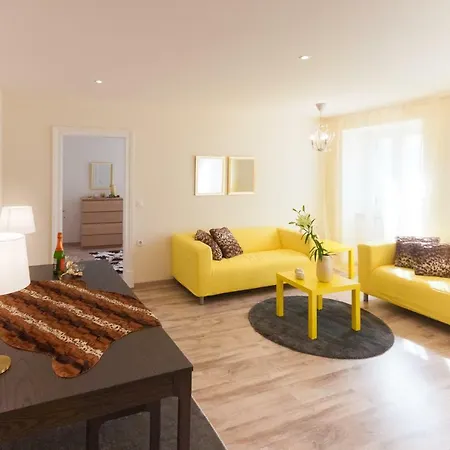 Appartement Nadiona Red & Cream *