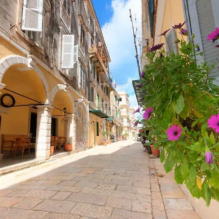 Nadiona Red & Cream Apartment *