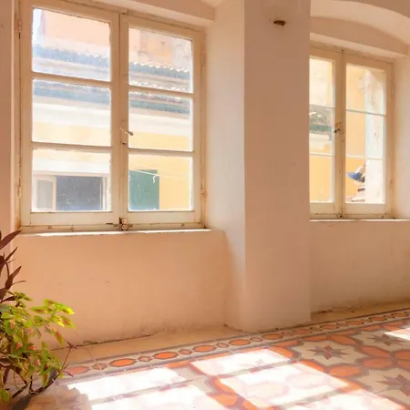 Apartment Nadiona Red & Cream