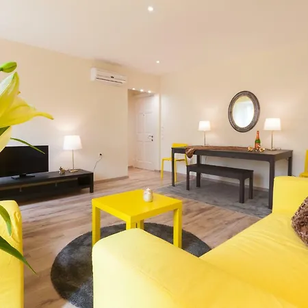 Nadiona Red & Cream Appartement