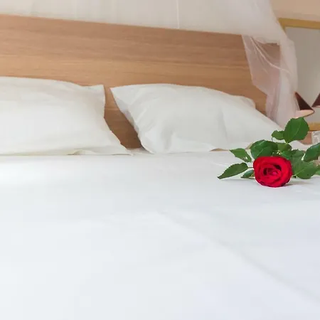 Appartement Nadiona Red & Cream *