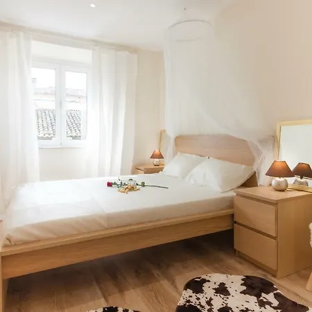 Nadiona Red & Cream Apartment *