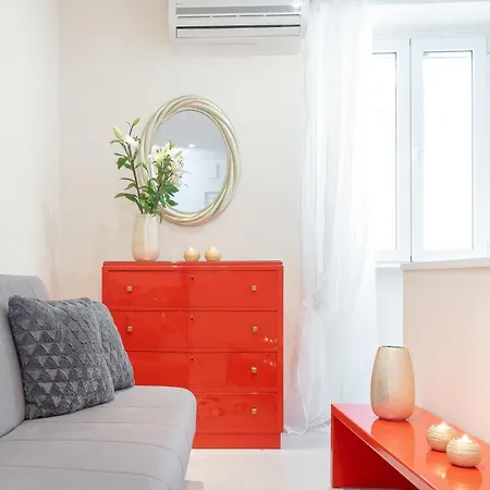 Nadiona Red & Cream Apartment *
