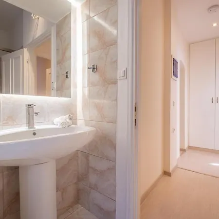 Nadiona Red & Cream Apartment *