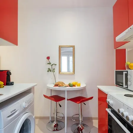 Nadiona Red & Cream