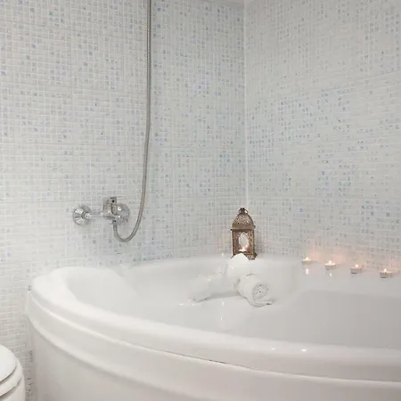 Apartment Nadiona Red & Cream *